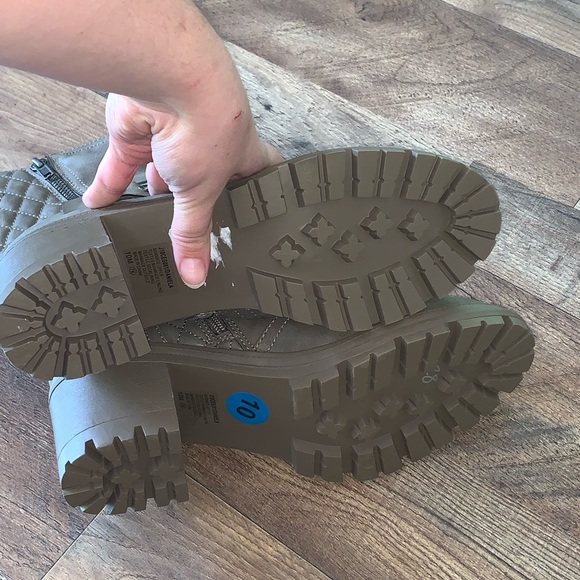 JellyPop NWOT Tan combat clog boots size 10M - Picture 4 of 6